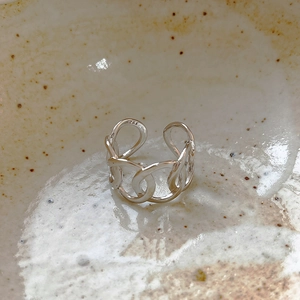 Macro shot of S925 sterling silver stamp on a minimalist interlocking chain ring band