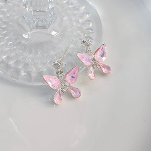 Detailansicht der rosa Schmetterling-Ohrringe mit S925-Silberstempel und Zirkonia