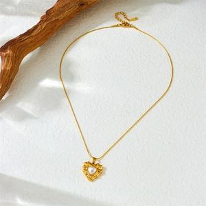 Vintage irregular heart pearl pendant necklace in gold-plated stainless steel with snake chain