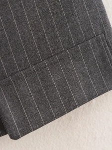 Gros plan sur tissu à rayures gris foncé avec coutures précises et texture sergée