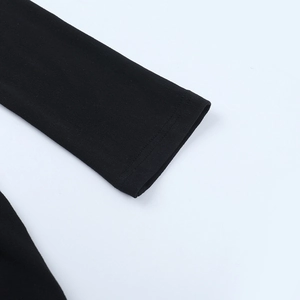 Gros plan détaillé du poignet de la manche noire avec coutures de qualité et texture du tissu