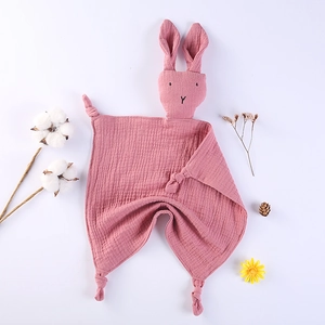 Détail du doudou pour bébé en mousseline de coton rose avec tête de lapin mignonne