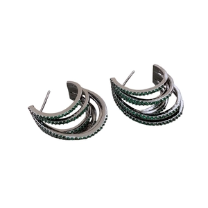 Boucles d'oreilles créoles multicouches de style français avec zircons verts et métal noir