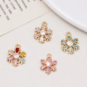 Macro-opname van sneeuwvlokhangers met gekleurde zirkoon voor DIY-sieraden