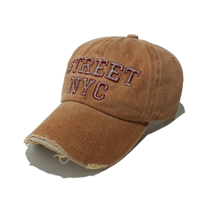 Dettaglio del cappello da baseball in cotone kaki invecchiato con ricamo NYC