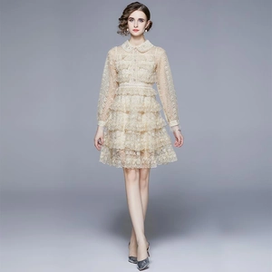 Robe élégante en dentelle beige à col Claudine et plusieurs couches pour femmes