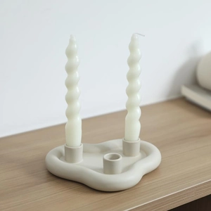 Bougeoir scandinave en céramique beige avec base ondulée et bougies spirales