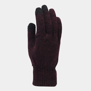 Dettaglio di guanti in maglia bordeaux con punte touch e polsini a costine caldi