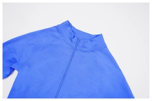 Détail de la veste de sport bleu roi avec col montant et fermeture éclair intégrée