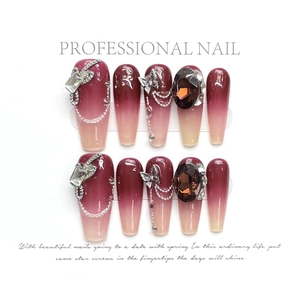 Faux ongles faits main dégradé rouge baie avec papillons et cristaux brillants