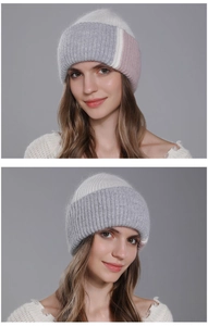 Dettaglio della trama del cappello in maglia di pelo di coniglio in grigio, bianco e rosa