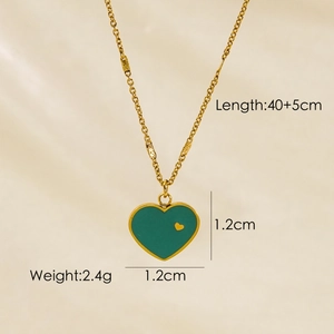 Macro view of green heart pendant necklace with dimensions 40+5cm and weight 2.4g