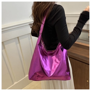 Detail of soft purple metallic tote bag with high-gloss reflective finish and large capacity