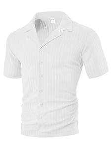 Détail d'un polo blanc pour homme avec texture à rayures verticales et col cubain