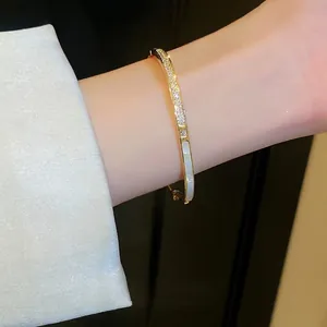 Elegante bracciale placcato oro 18K con scintillanti zirconi e intarsio in madreperla