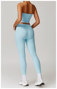 Détail du legging de yoga bleu clair taille haute montrant l'effet de levage des fesses