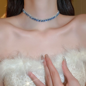 Nahaufnahme einer luxuriösen mehrreihigen blauen Zirkonia-Halskette an einem Modell