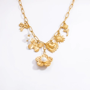 Collier chaîne trombone plaqué or 18 carats avec pendentifs variés et perles blanches