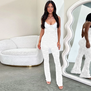 Dettaglio del body in pizzo bianco con motivo floreale trasparente e scollatura a V