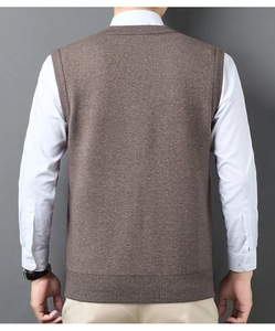 Rückansicht eines Mannes in brauner Strickweste mit V-Ausschnitt und feiner Textur