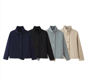 Vue à plat présentant des vestes en laine en bleu marine, noir, gris et beige