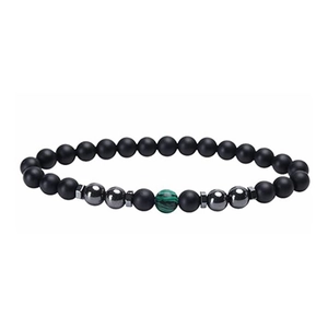Détail de perles en pierre noire mate de 6mm et perle de malachite verte sur un bracelet