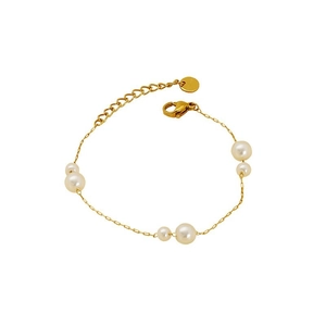 Détail du bracelet chaîne dorée avec six perles blanches et fermoir mousqueton réglable
