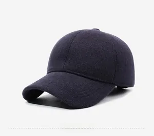 Dettaglio del cappello invernale con logo in metallo HD e trama in misto lana spessa