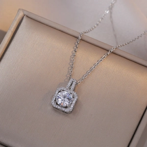 Elegante silberne Titanstahlkette mit quadratischem Zirkonia-Anhänger auf Schmuckschatulle
