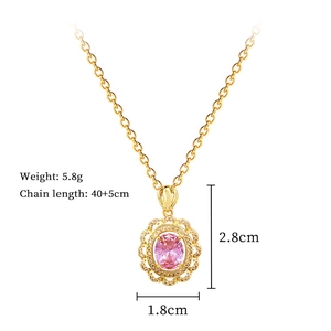 Détail du collier doré en forme d'œuf avec cristal rose et zircones et ses dimensions
