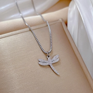 Macro del ciondolo a forma di libellula in argento con cristalli e catena a scatola