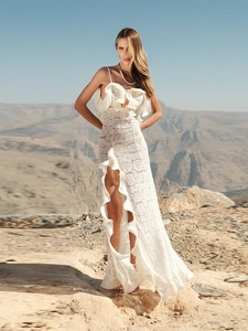 Détails de la robe en dentelle blanche avec volants et fente haute sexy dans le désert