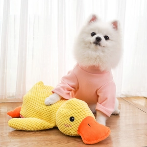 Dettaglio della papera di peluche gialla per cani con texture morbida e squittio