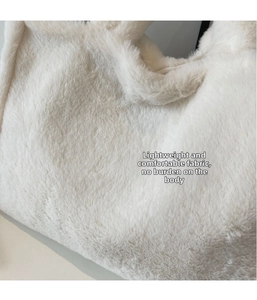 Détail en gros plan du tissu en fausse fourrure blanche moelleuse et texture du sac