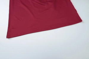 Nahaufnahme des weinroten Strickkleid-Saums mit professionellen Nähten und Stoffstruktur