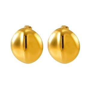 Gros plan de boucles d'oreilles dôme en acier inoxydable plaqué or 18 carats poli miroir