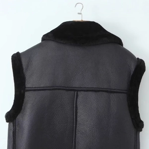 Damen Bikerweste aus schwarzem Kunstleder mit weichem Kunstpelzkragen im Loose Fit Stil