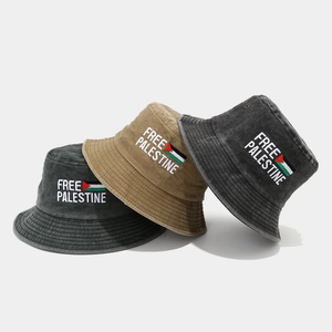 Tre cappelli a secchiello in cotone lavato ricamati Free Palestine in grigio e kaki