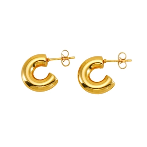 Boucles d'oreilles créoles en C en acier inoxydable doré poli sur fond blanc