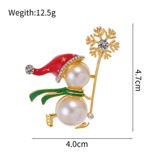 Broche de bonhomme de Noël avec perles, émail rouge et baguette flocon en strass