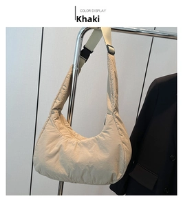 Détail du sac croissant en nylon matelassé kaki avec bandoulière large et fermeture