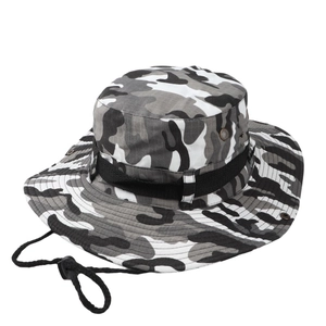 Detail eines Camo Boonie-Huts mit Metallösen und verstellbarem Windschutzriemen