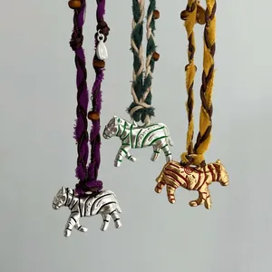 Trois colliers avec pendentif zèbre unique, cordon en coton et perles en bois