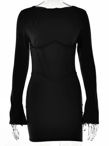 Détail d'une robe moulante noire à manches longues avec une taille structurée style corset