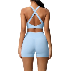 Completo yoga azzurro con reggiseno sportivo incrociato e pantaloncini vista posteriore