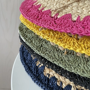 Chapeaux de soleil en raphia faits main à large bord avec bords crochetés colorés
