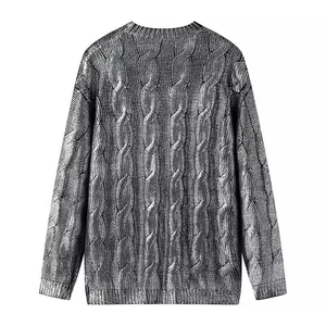 Pull en tricot gris argenté avec col rond, motif torsadé et coupe ample moderne