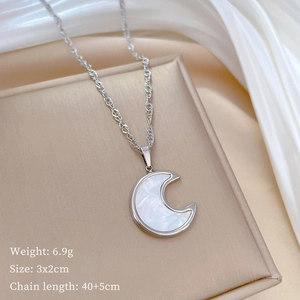 Detailed specs of moon pendant necklace showing weight 6.9g and 40cm chain length