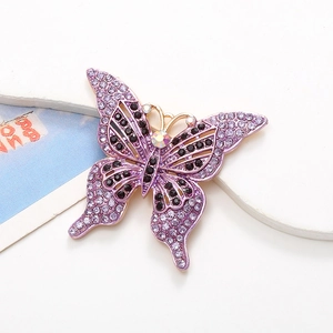 Détail de la broche papillon violette avec strass et base en alliage de métal doré