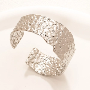 Bracciale rigido largo martellato irregolare in acciaio argento con trama a onde